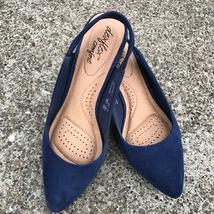 Perfect Navy suede pump, pointed-toe!